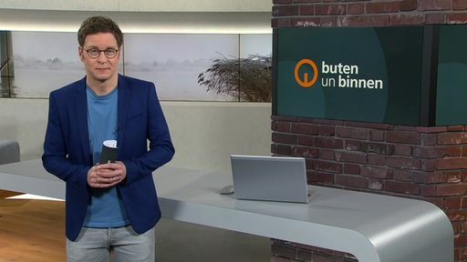 Der Moderator Felix Krömer im Studio von buten un binnen.