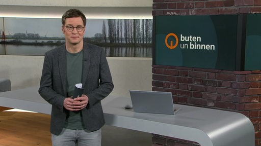 Der Moderator Felix Krömer im Studio von buten un binnen.