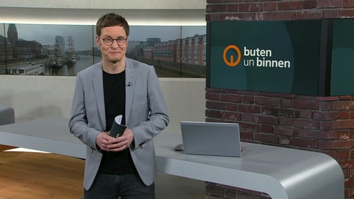 Der Moderator Felix Krömer im Studio von buten un binnen.