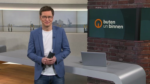 Moderator Felix Krömer im buten un binnen Studio. 