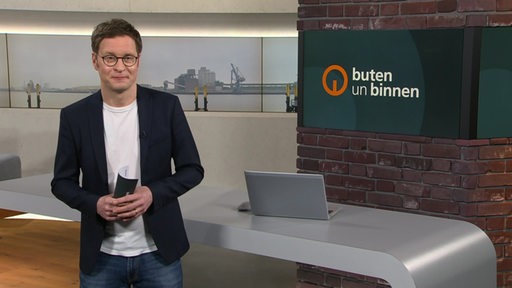 Der Moderator Felix Krömer im Studio von buten un binnen.