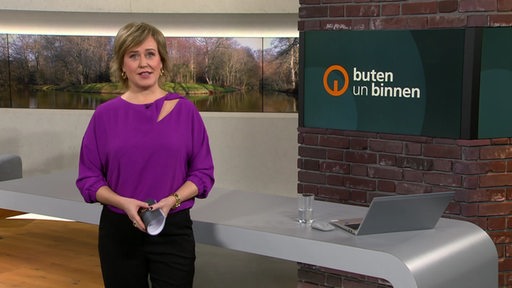 Die Moderatorin Kirsten Rademacher im Studio von buten un binnen.