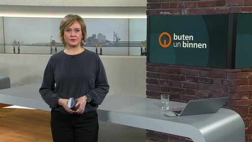 Moderatorin Kirsten Rademacher im Studio von buten un binnen. 