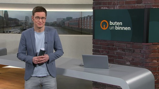 Der Moderator Felix Krömer im Studio von buten un binnen.