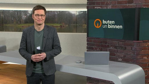 Moderator Felix Krömer im Studio von buten un binnen.