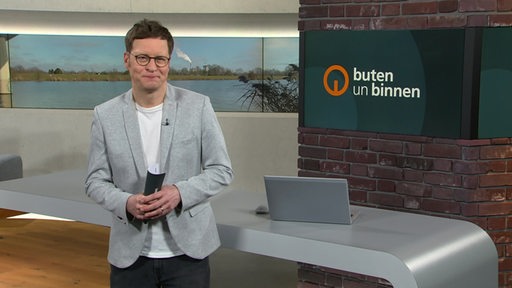 Der Moderator Felix Krömer im Studio von buten un binnen