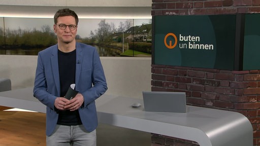 Moderator Felix Krömer im Studio von buten un binnen.