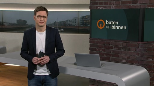 Der Moderator Felix Krömer im Studio von buten un binnen