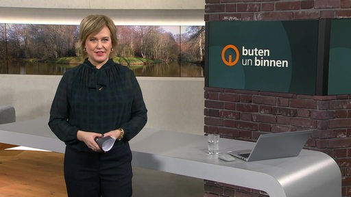 Moderatorin Kirsten Rademacher im Studio von buten un binnen