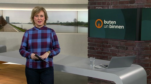 Moderatorin Kirsten Rademacher im Studio von buten un binnen