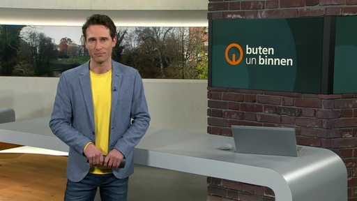 Zu sehen ist der Moderator Janos Kereszti im Stdudio von buten un binnen.