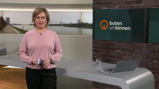 Moderatorin Kirsten Rademacher im Studio von buten un binnen