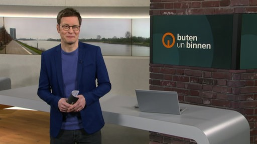 Zu sehen ist der Moderator Felix Krömer im Studio von buten un binnen.