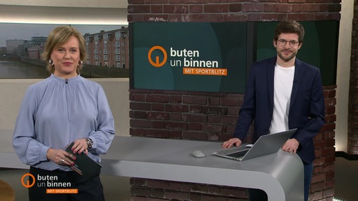 Die Moderatoren Kirsten Rademacher und Niko Schleicher gemeinsam im buten un binnen Studio mit Sportblitz.