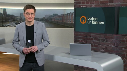 Der Moderator Felix Krömer im Studio von buten un binnen.