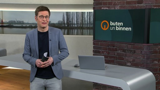 Moderator Felix Krömer im Studio von buten un binnen 