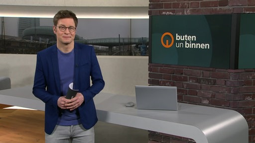 Der Moderator Felix Krömer im Studio von buten un binnen.