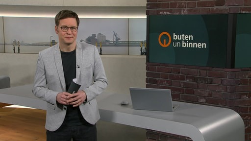 Moderator Felix Krömer im Studio von buten un binnen.