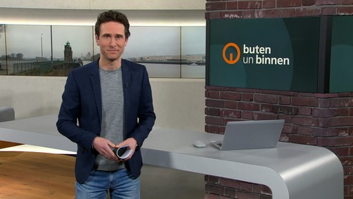 Der Moderator János Kereszti im Studio von buten un binnen.