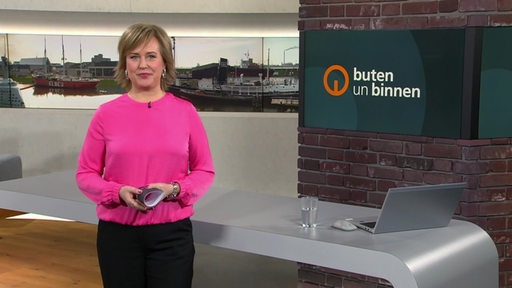 Die Moderatorin Kirsten Rademacher im Studio von buten un binnen.