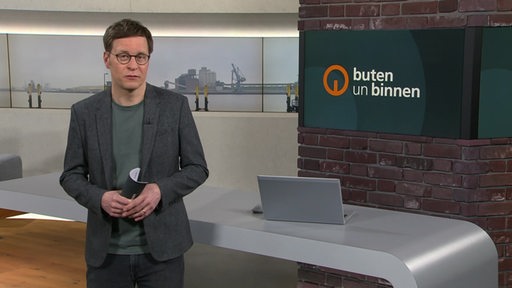 Zu sehen ist der Moderator Felix Krömer im Studio von buten un binnen.