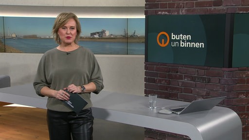 Zu sehen ist die Moderatorin Kirsten Rademacher im Studio von buten un binnen.