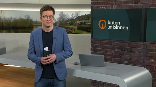 Moderator Felix Krömer im Studio von buten un binnen.