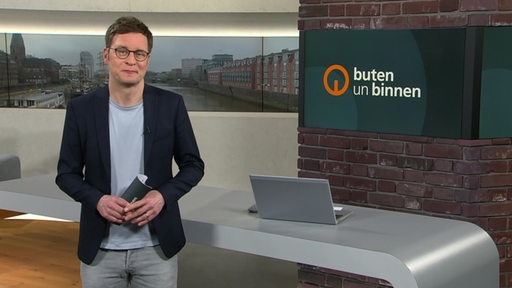 Moderator Felix Krömer im Studio von buten un binnen.