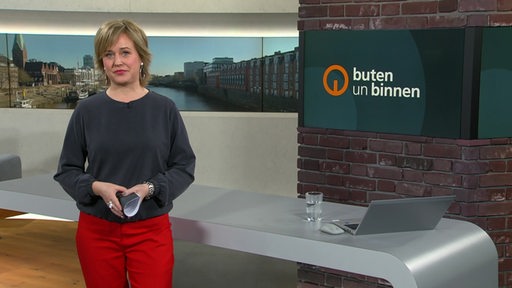 Moderatorin Kirsten Rademacher im Studio von buten un binnen.