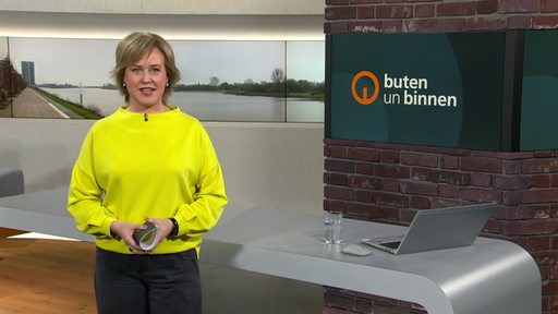 Moderatorin Kirsten Rademacher im Studio0 von buten un binnen