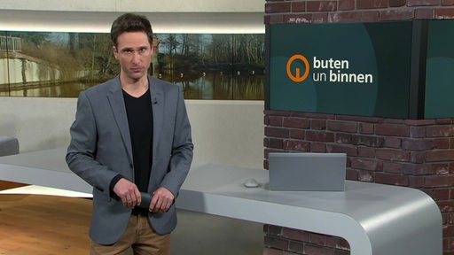 Moderator Janos Kereszti im Studio von buten un binnen