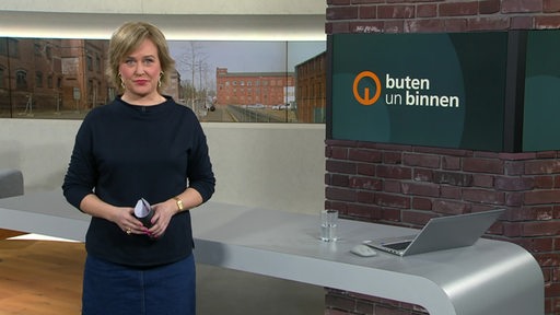 Moderatorin Kirsten Rademacher im Studio von buten un binnen.