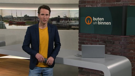 Moderator Janos Kereszti im Studio von buten un binnen.