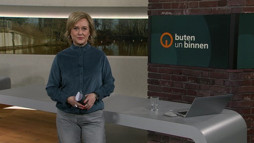 Moderatorin Kirsten Rademacher im Studio von buten un binnen. 