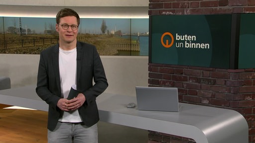 Moderator Felix Krömer im buten un binnen Studio. 