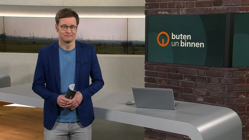 Der Moderator Felix Krömer im Studio von buten un binnen