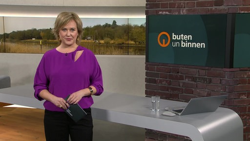 Moderatorin Kirsten Rademacher im buten un binnen Studio. 