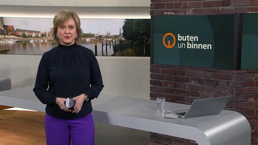 Die Moderatorin Kirsten Rademacher im Studio von buten un binnen.