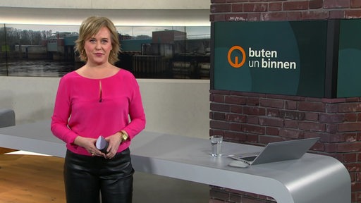 Die Moderatorin Kirsten Rademacher im Studio von buten un binnen