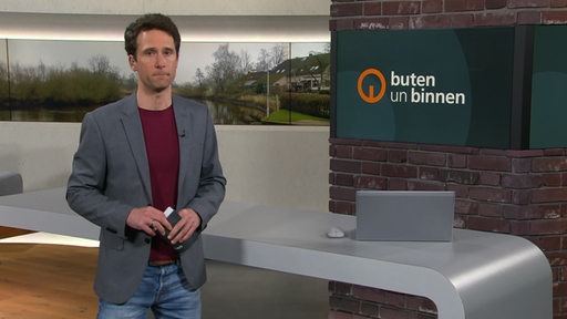 Der Moderator János Kereszti im Studio von buten un binnen.