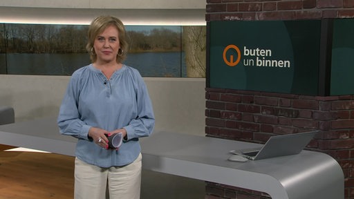 Die Moderatorin Kirsten Rademacher im Studio von buten un binnen.