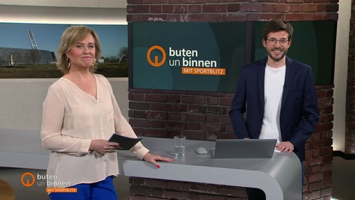 Die Moderatorin Kirsten Rademacher und der Moderator Niko Schleicher im Studio von buten un binnen.