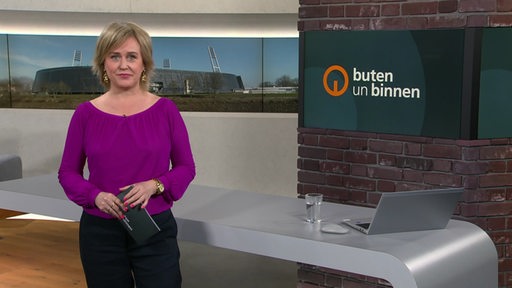 Die Moderatorin Kirsten Rademacher im Studio von buten un binnen.