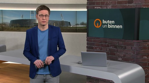 Moderator Felix Krömer im Studio von buten un binnen.