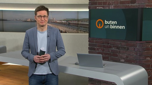 Der Moderator Felix Krömer im Studio von buten un binnen.