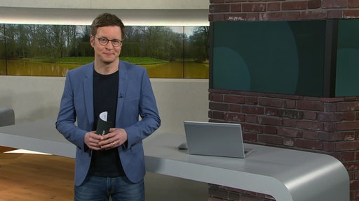 Der Moderator Felix Krömer im Studio vom buten un binnen