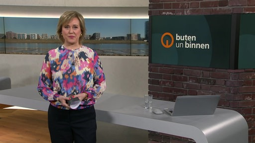 Die Moderatorin Kirsten Rademacher im Studio von buten un binnen