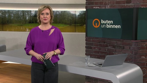 Moderatorin Kirsten Rademacher im Studio von buten un binnen.