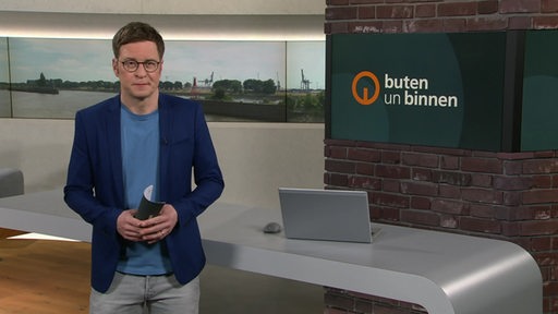 Moderator Felix Krömer im Studio von buten un binnen.