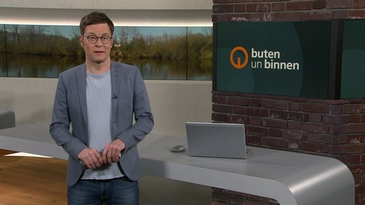 Zu sehen ist der Moderator Felix Krömer im Studio von buten un binnen.